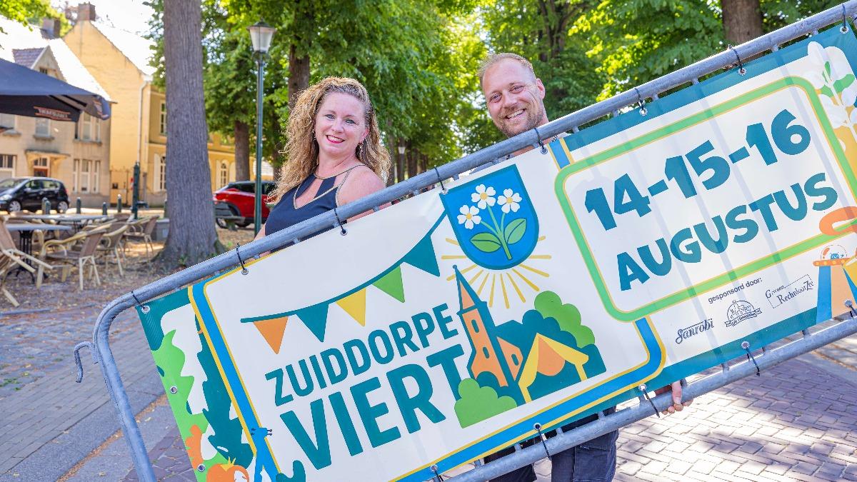 Florian en Daisy met een bord van Zuiddorpe Viert