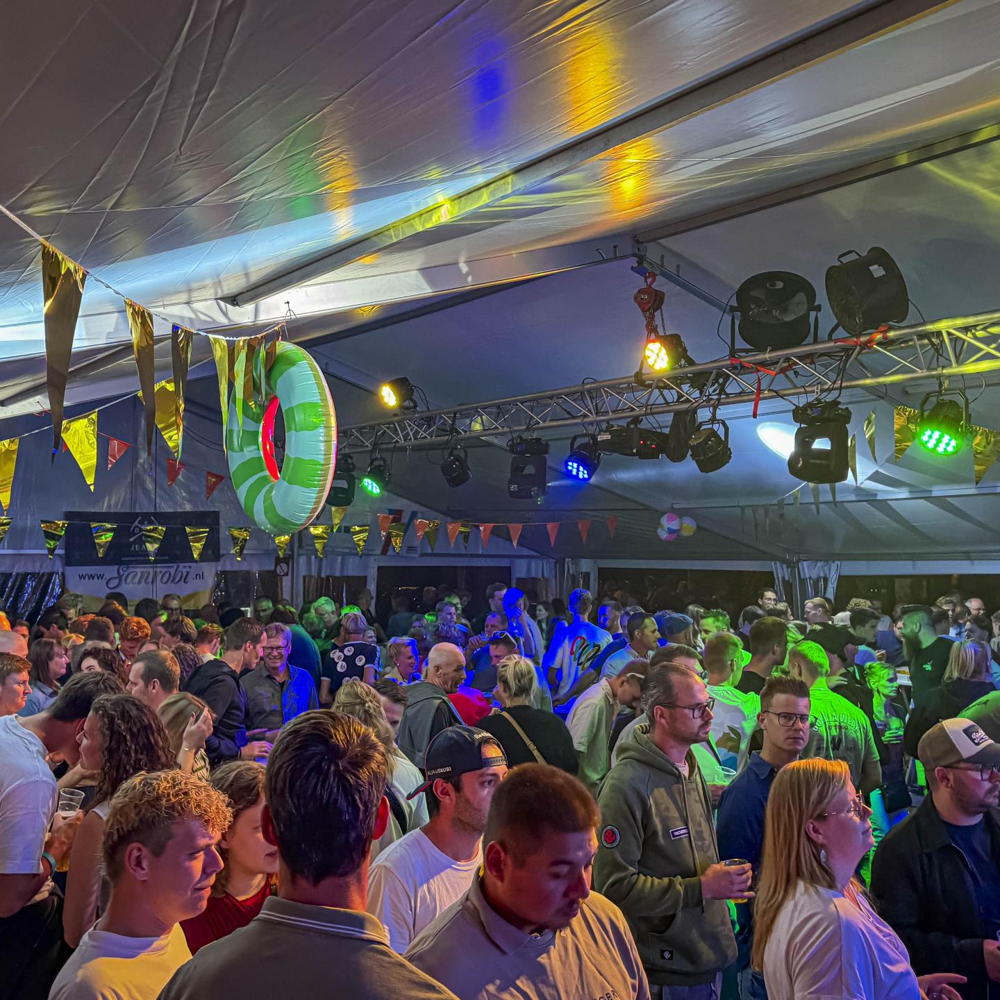 Feestende mensen bij Zuiddorpe Viert