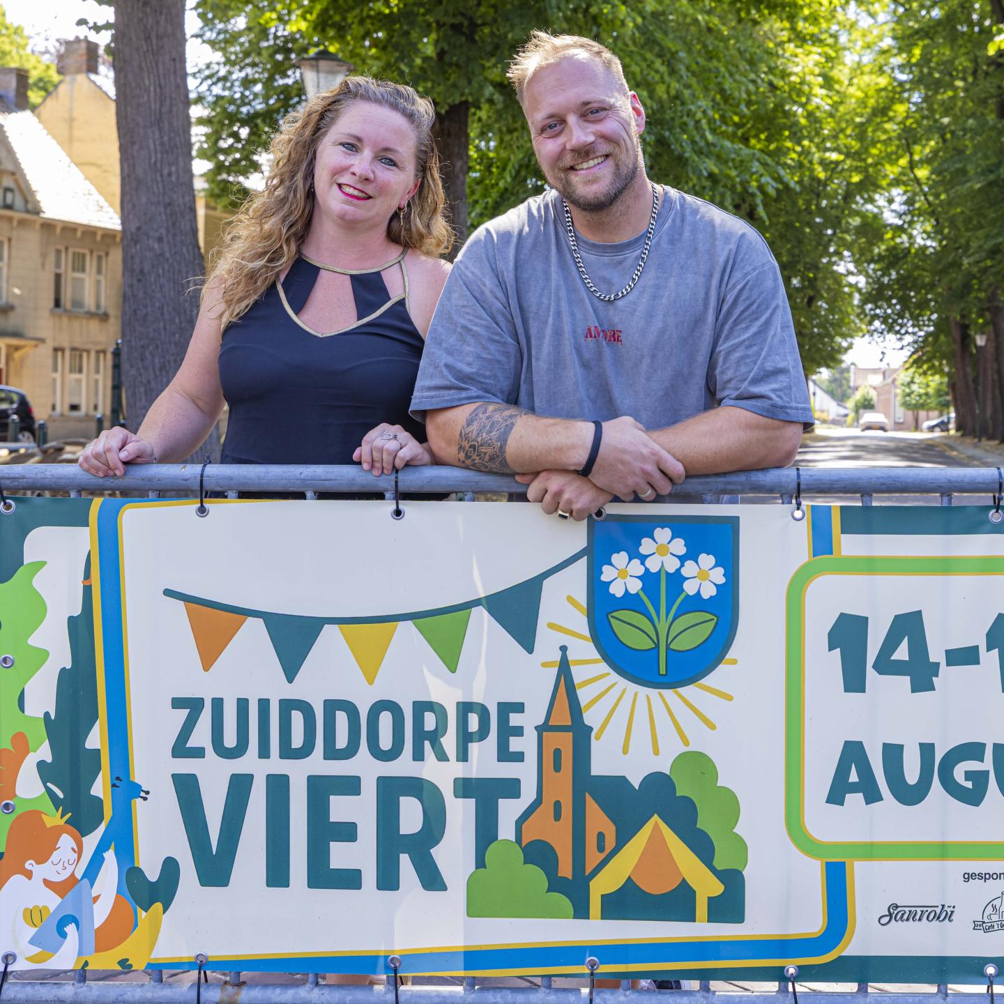 Florian en Daisy bij een bord van Zuiddorpe Viert
