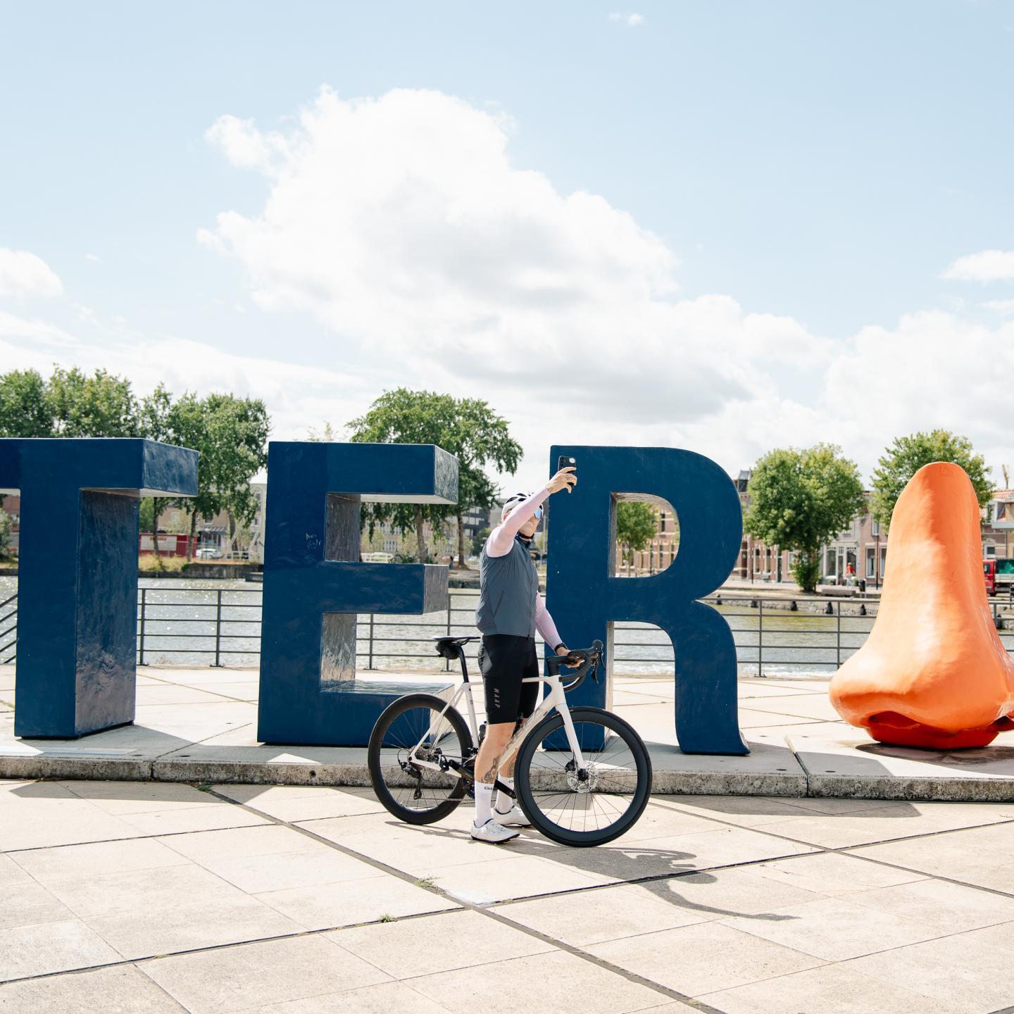 Fietser voor het lettermonument de neuzen van TERneuzen