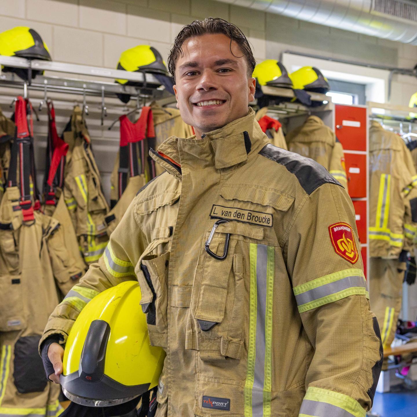 Lucas met zijn brandweerpak aan in de brandweerkazerne