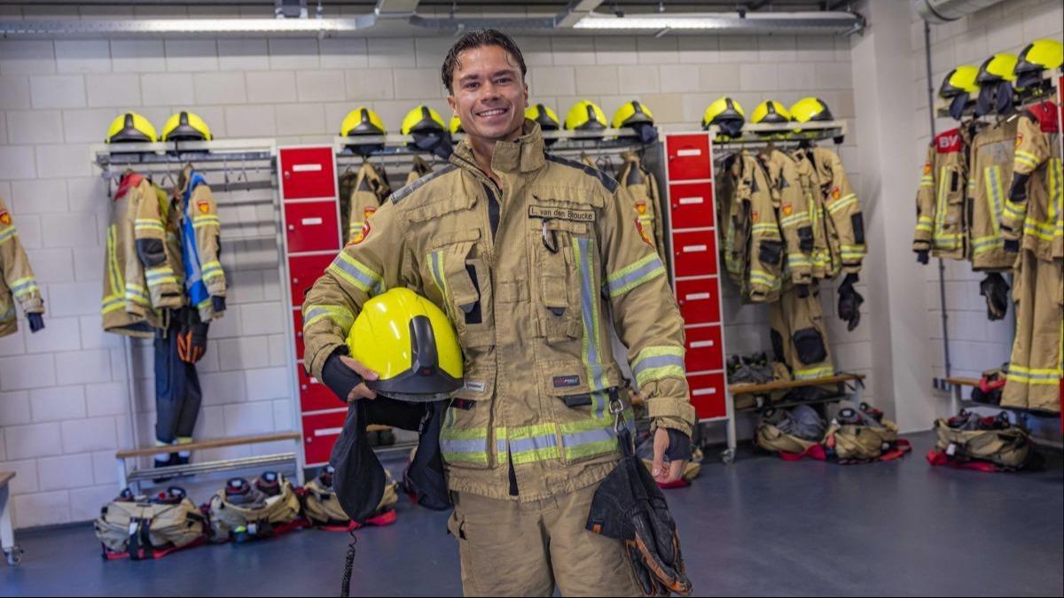 Lucas in zijn brandweeroutfit in de brandweerkazerne