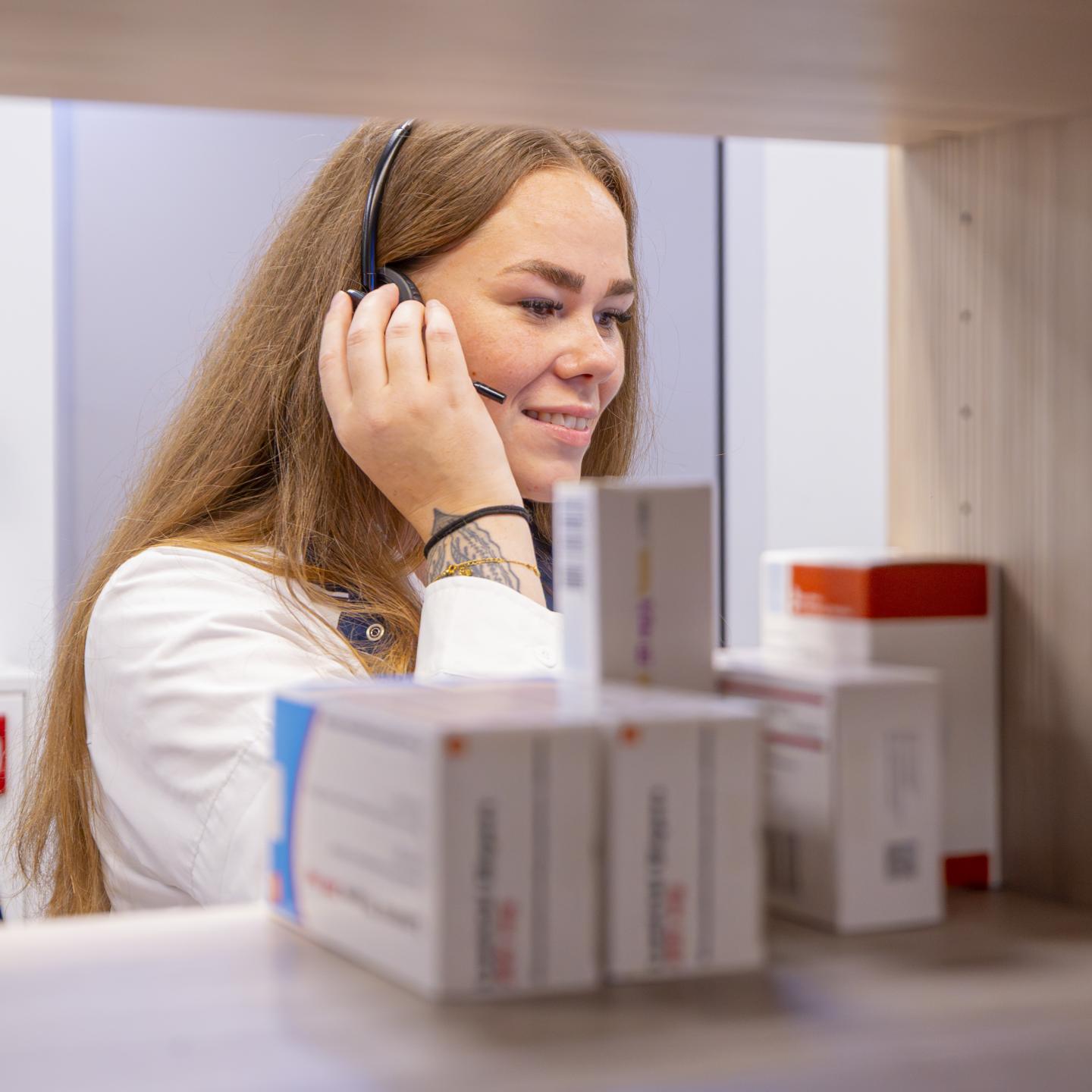 Lisa is aan het bellen met een koptelefoon