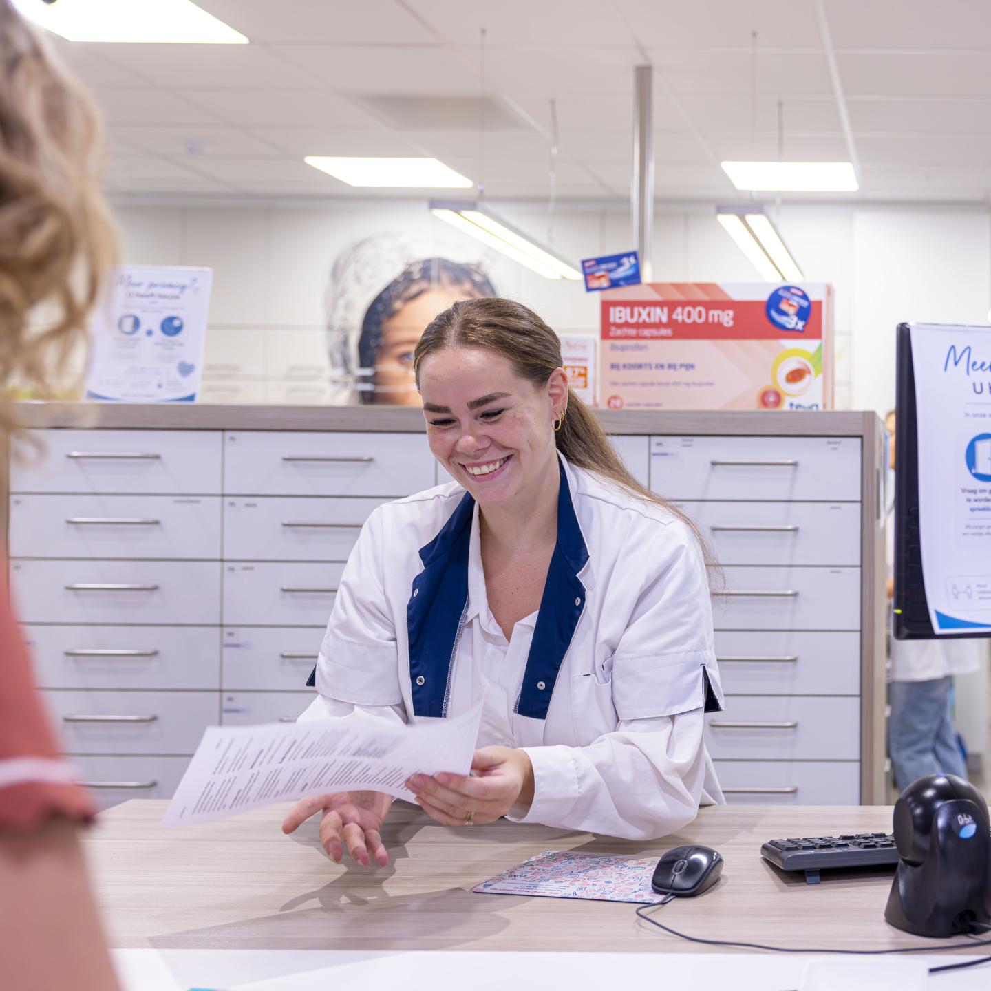 Lisa geeft de bijsluiter aan een patient