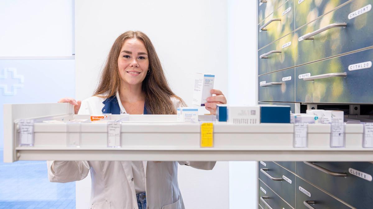 Lisa bij de medicijnlade
