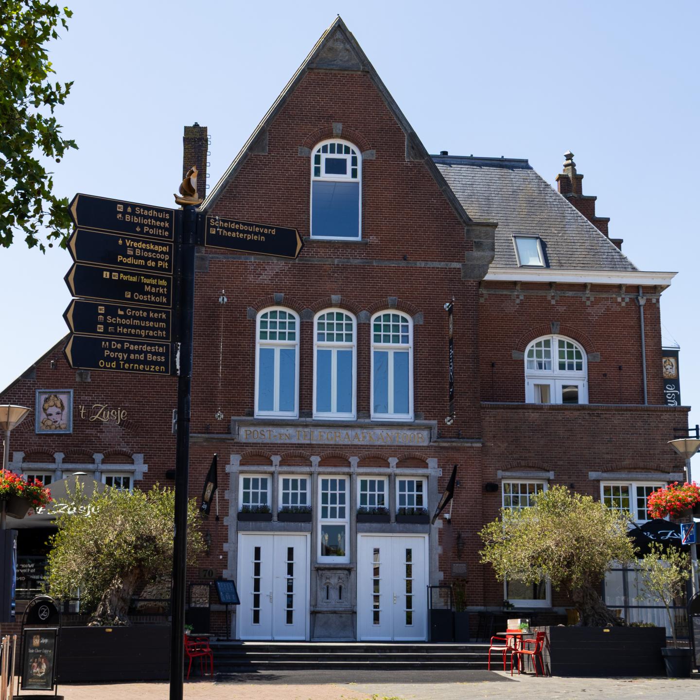 Gevel van het monumentale pand van Restaurant 't Zusje, dat vroeger een postkantoor is geweest