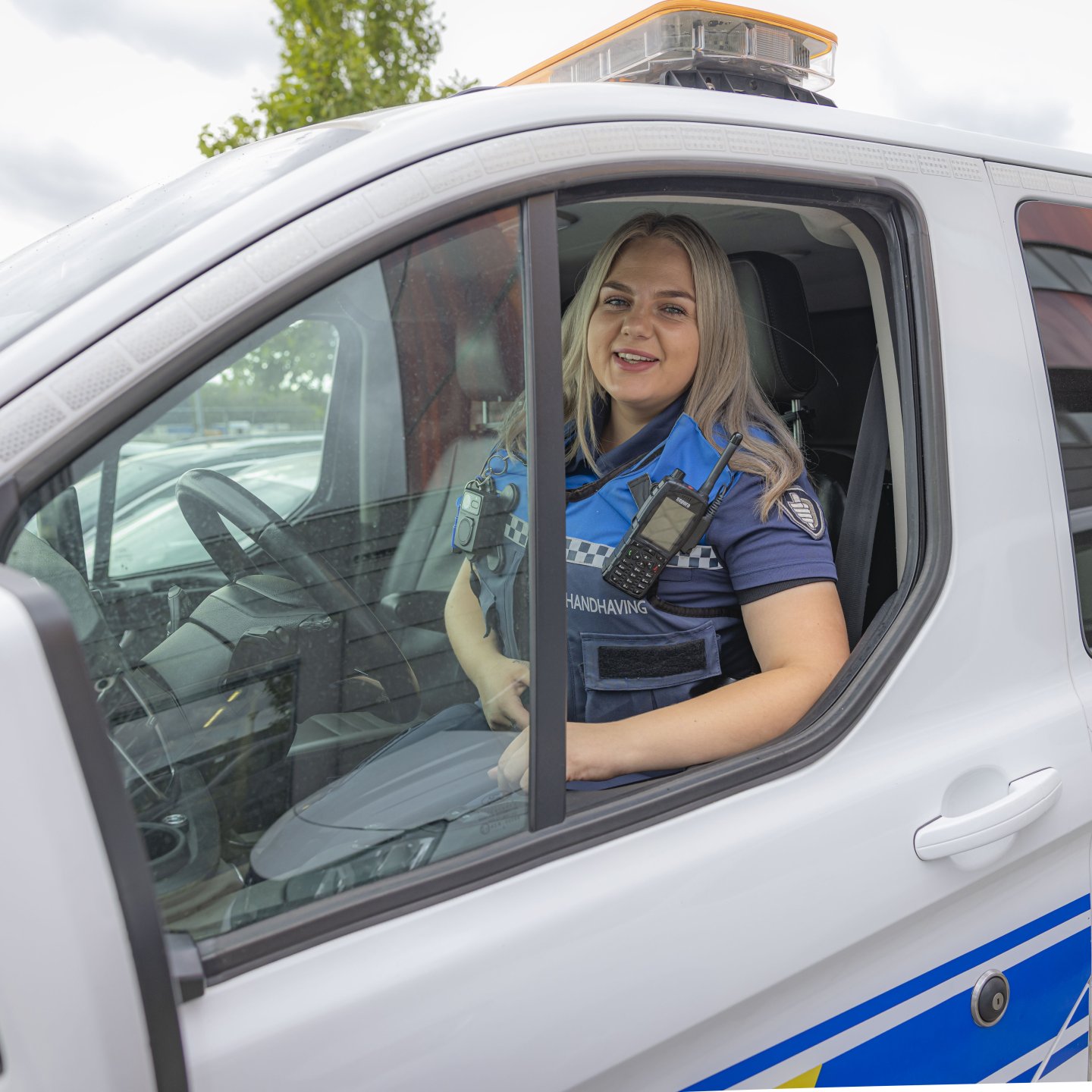 Kristien achter het stuur van een boa busje