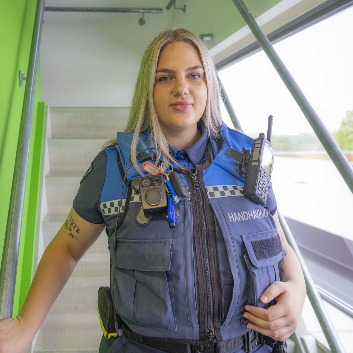 Kristien in uniform op de trap