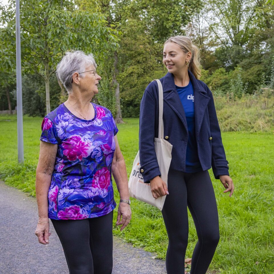 Fréderique wandelend met een ouder persoon