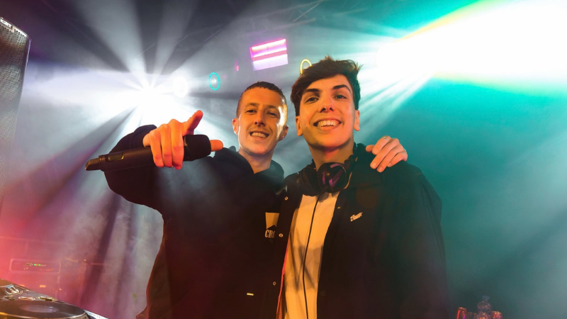 2 dj's achter de draaitafel