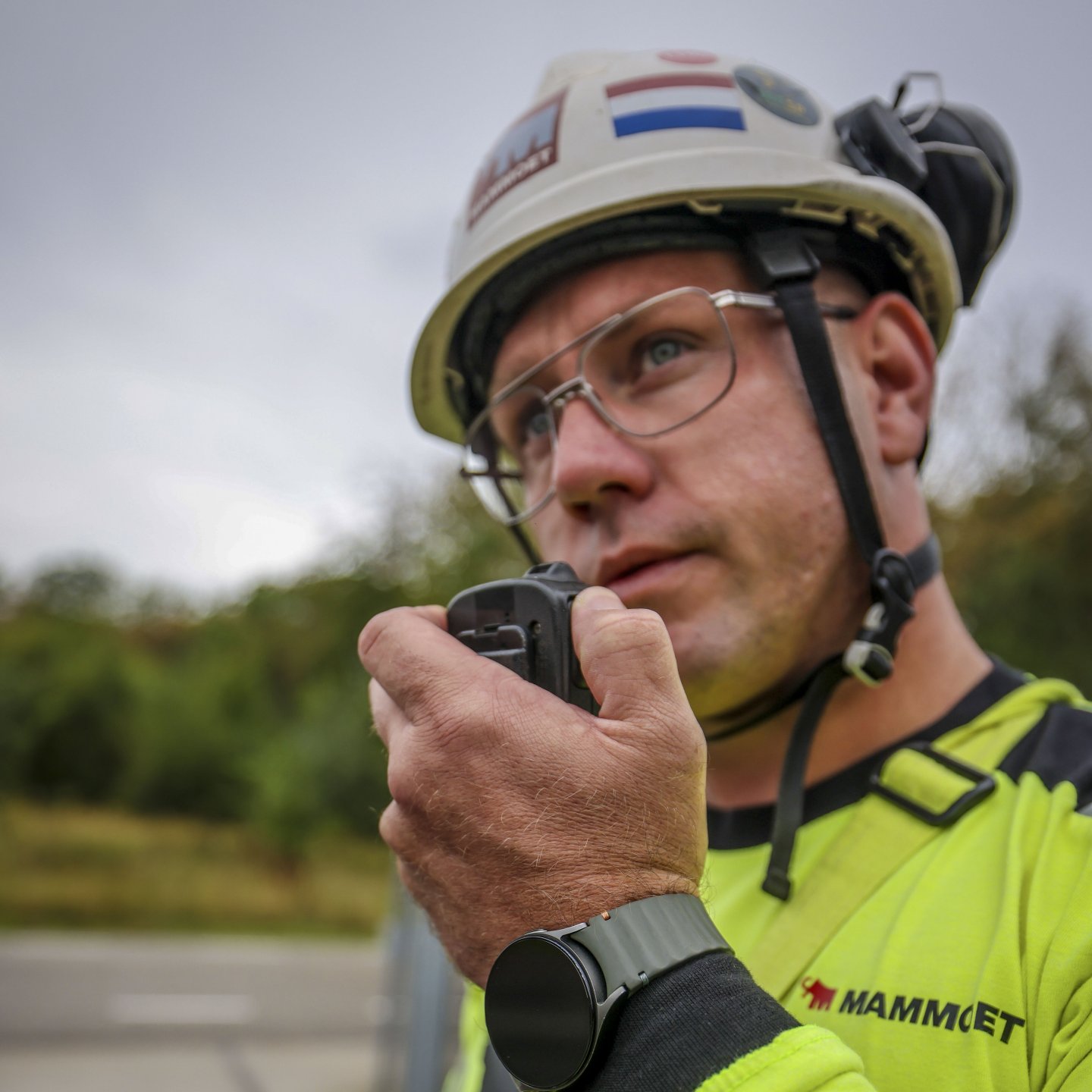Marchand praat door een walkie talkie