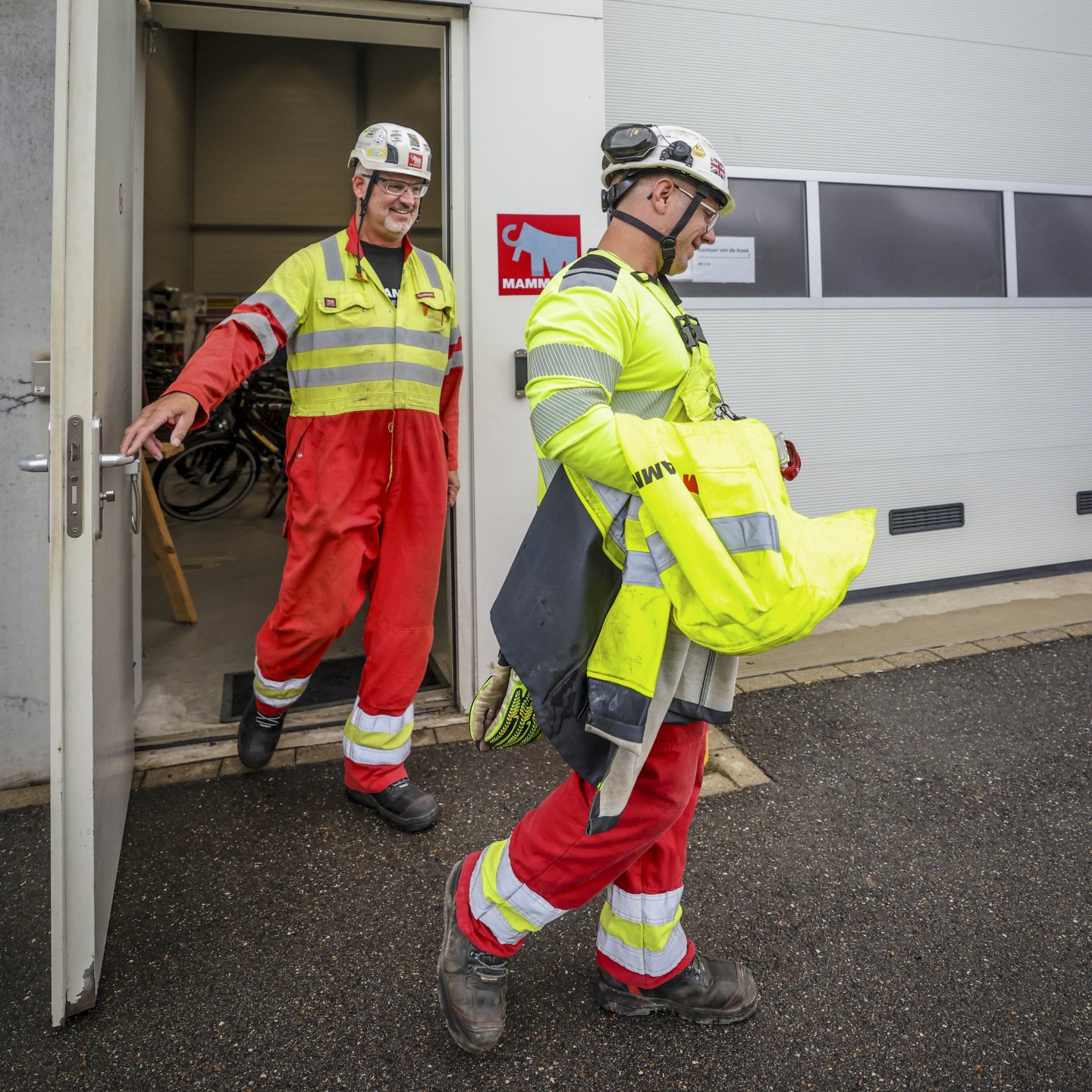 Marchand loopt met zijn collega naar buiten