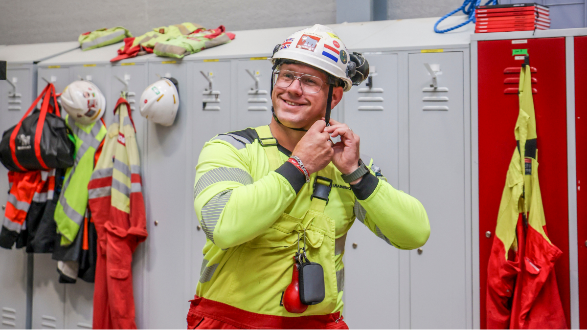 Marchand kleed zich aan in de kleedkamer