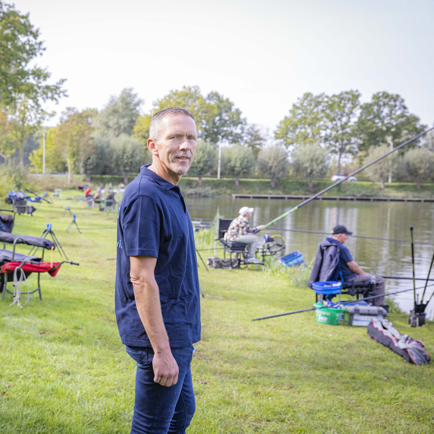 Frank staat bij een aantal vissers aan de visput in Axel