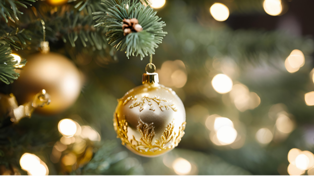 Goude kerstbal in kerstboom
