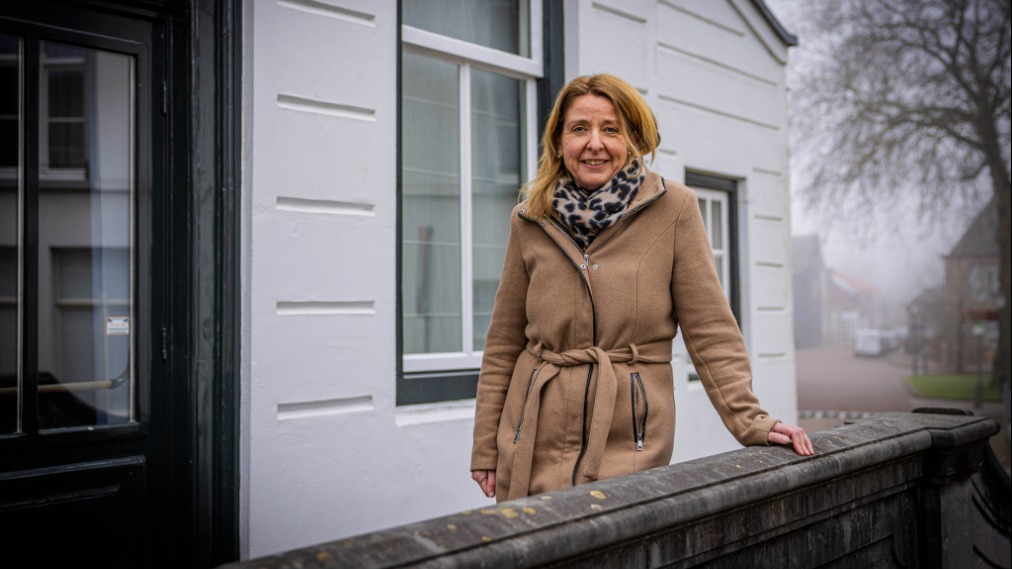 Sandra buiten voor haar woning