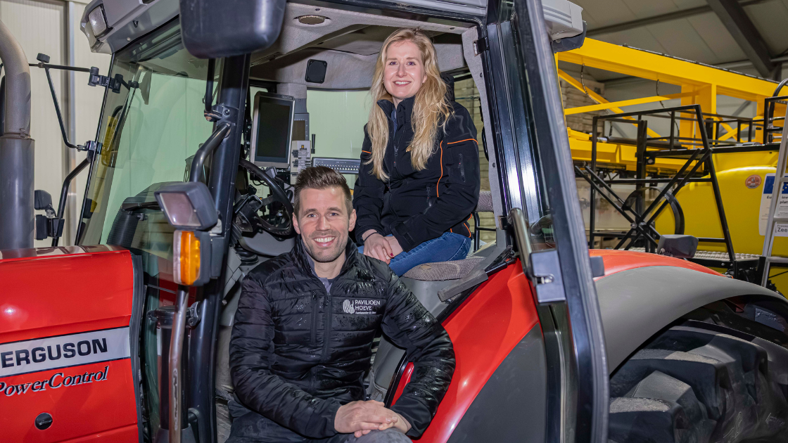 Lydia en haar vriend op een tractor
