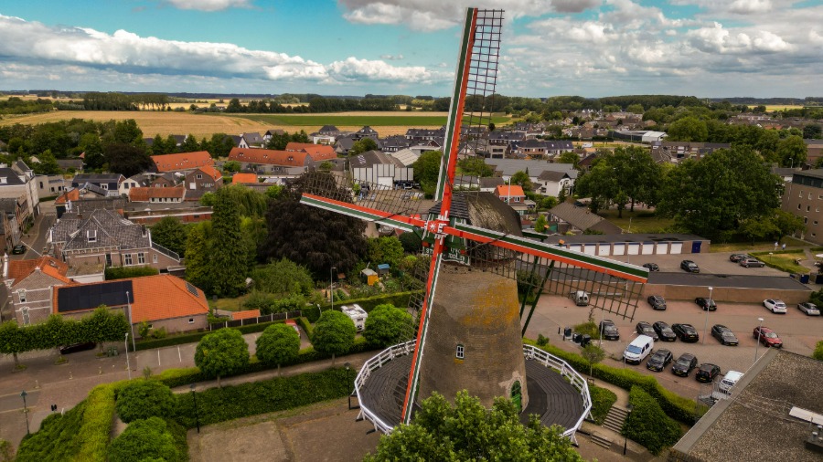 De molen van Axel met de omgeving er rond
