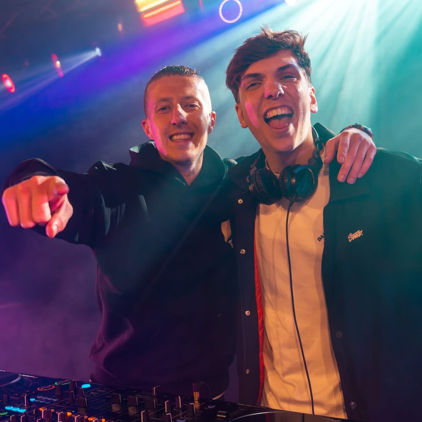 Menno en Florian samen achter de DJ set