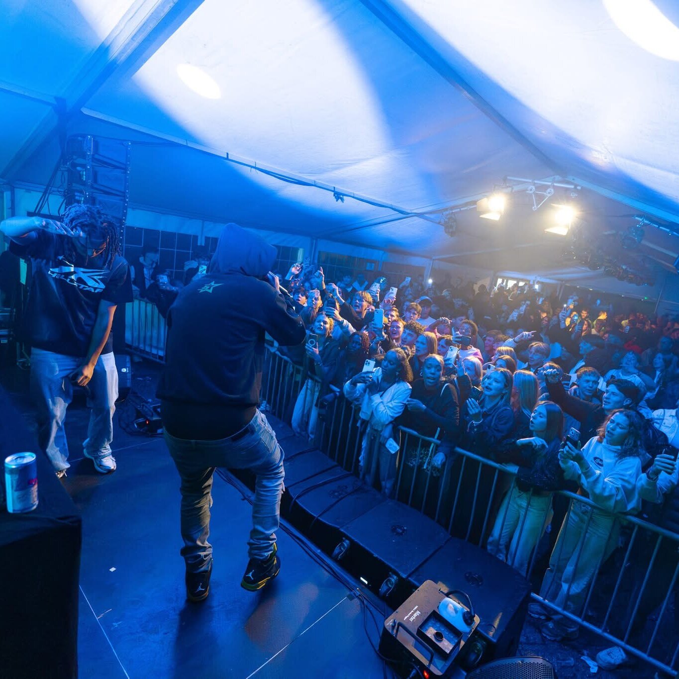 De feesttent van Axelfest met artiesten op het podium en publiek in de tent