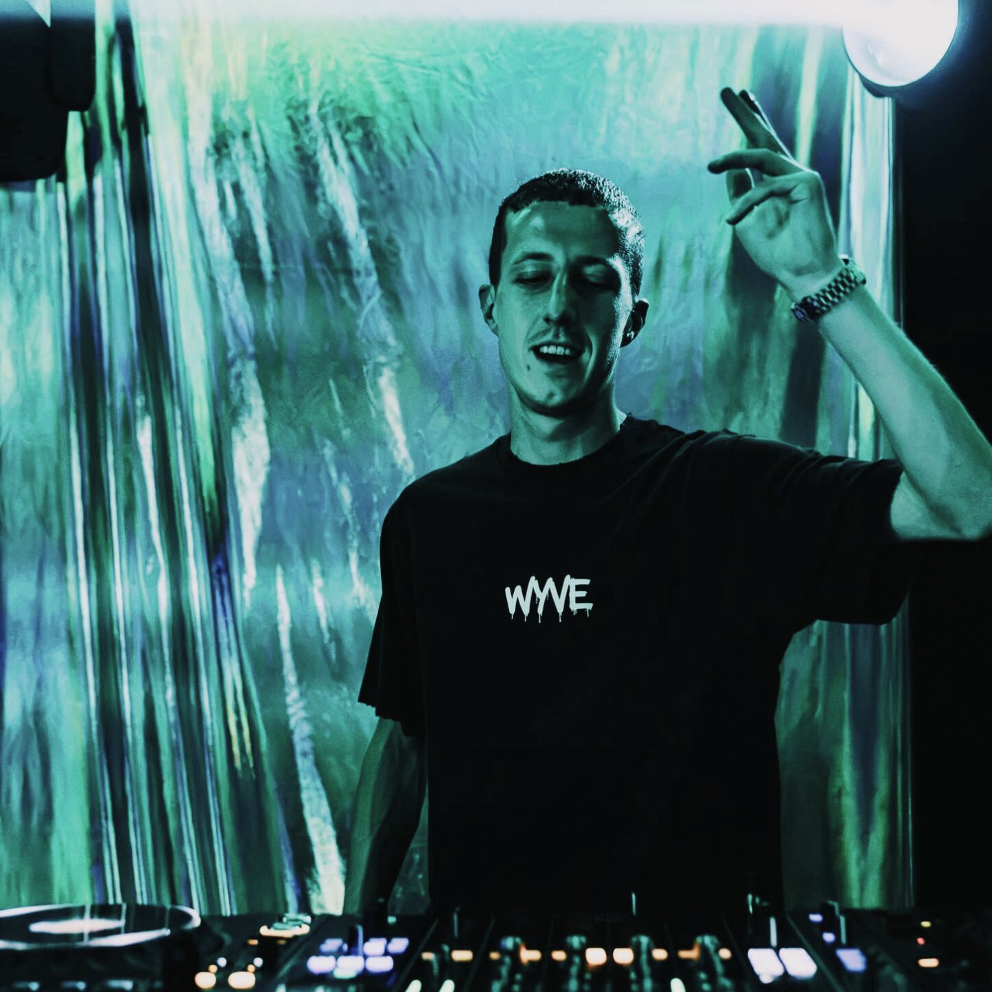 Menno achter zijn DJ set