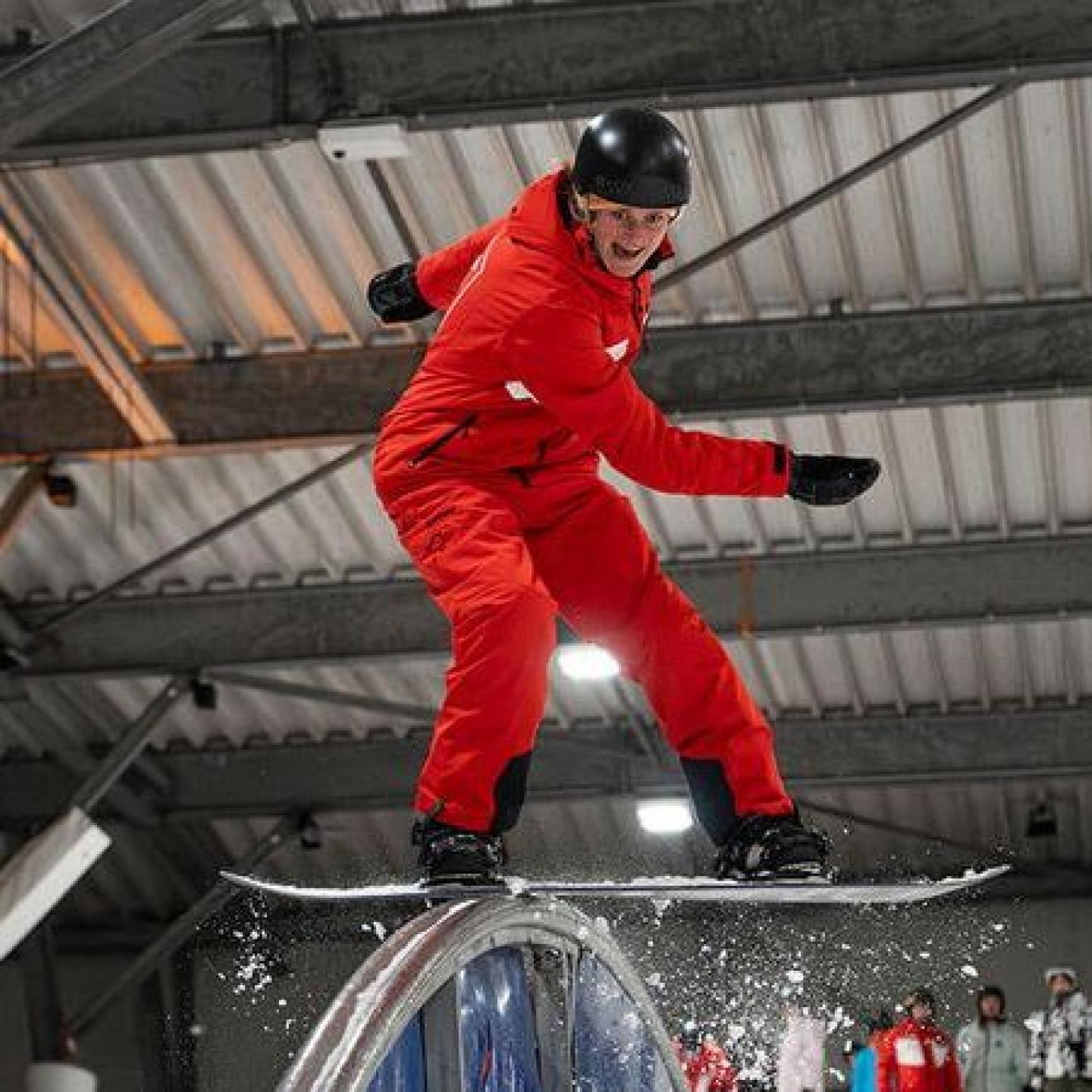 Ervaren snowboarder doet een trick in het funpark van Snow World Terneuzen