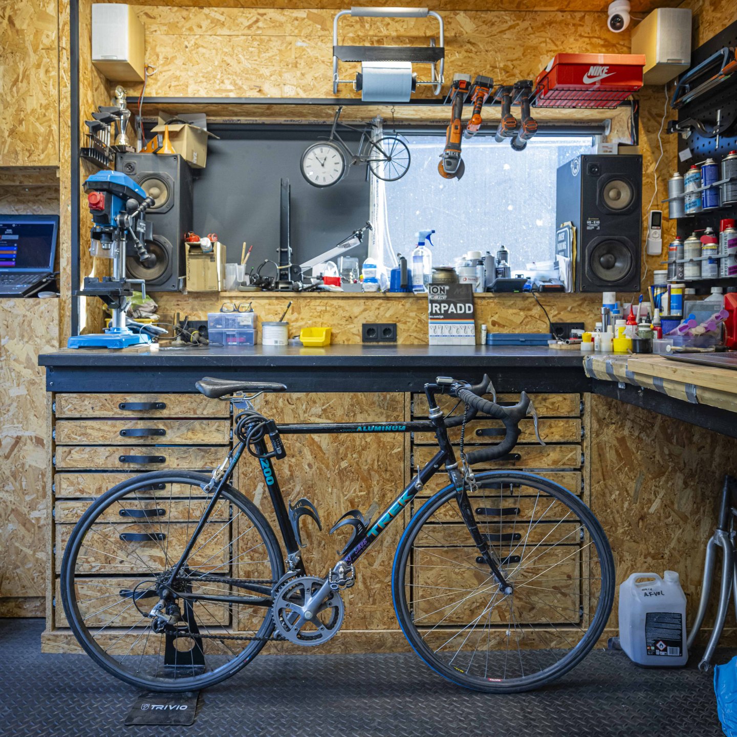 Een fiets in Robert zijn eigen werkplaats