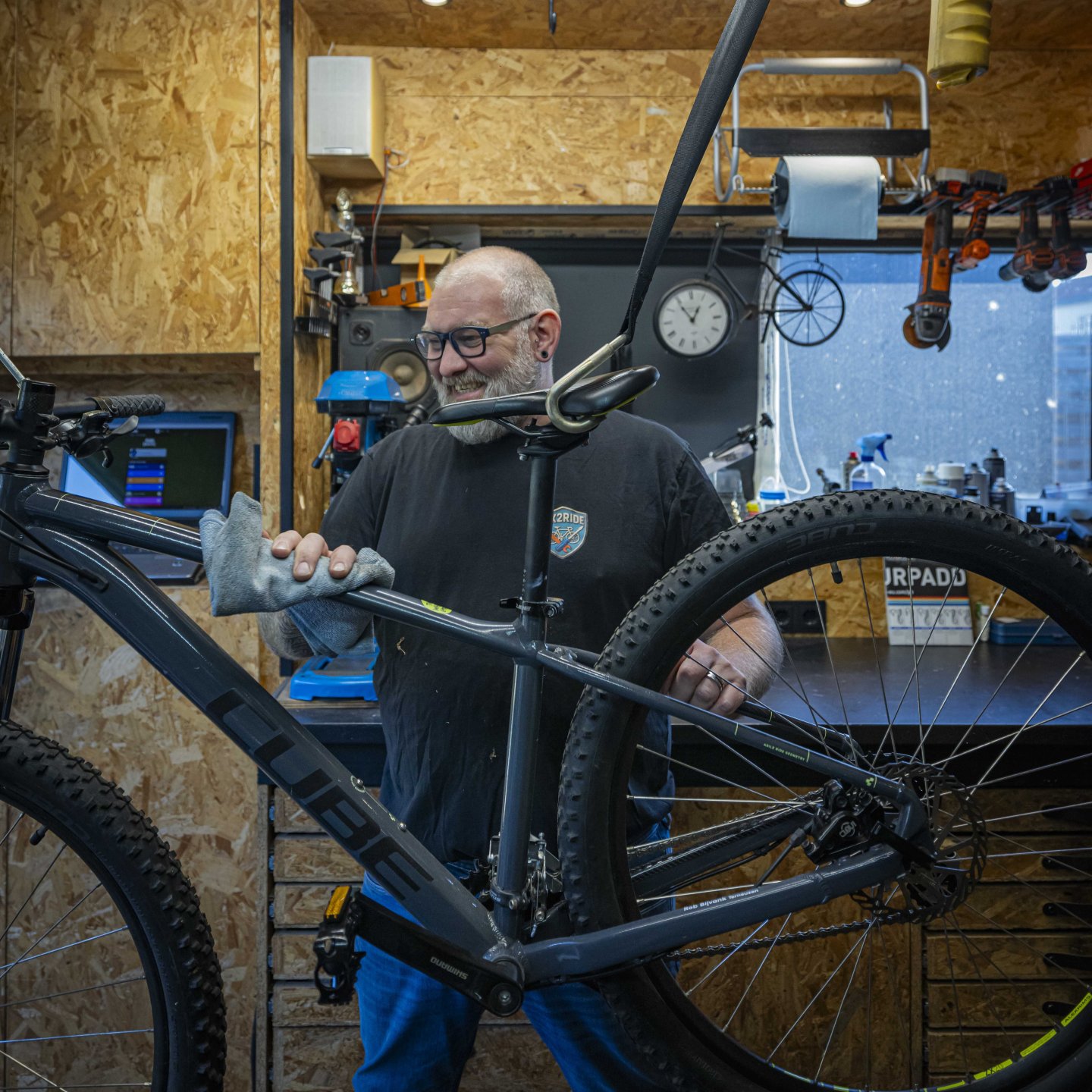 Robert is een fiets aan het poetsen