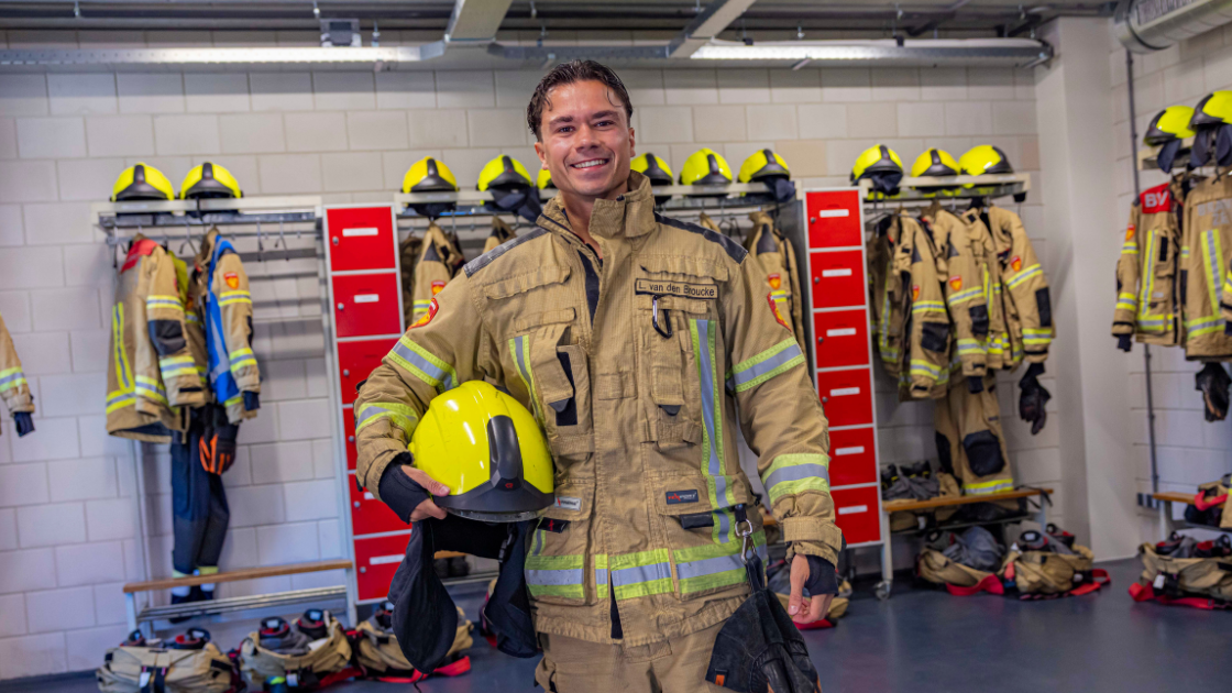 Lucas in zijn brandweeroutfit in de kleedkamer van de brandweerkazerne