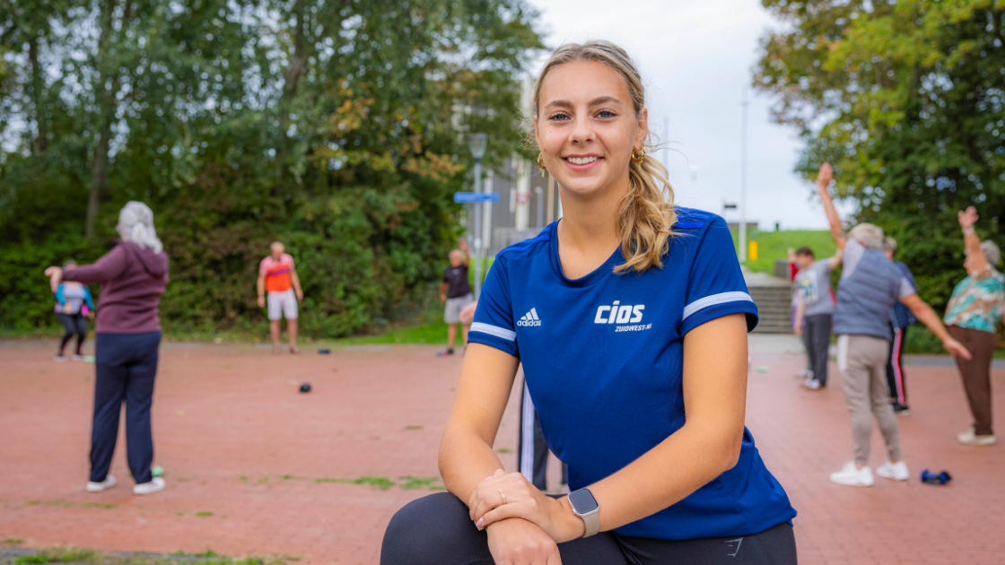 Frederique voor een groep mensen die aan het sporten zijn