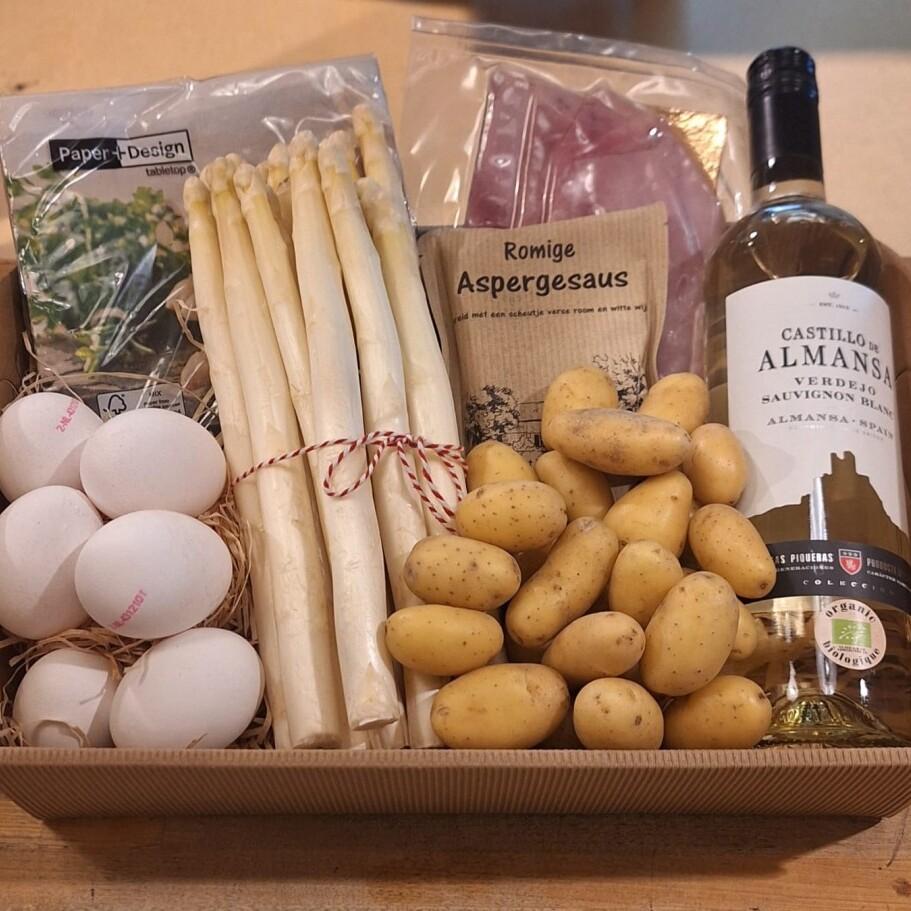 Streekpakket met onder andere ei, ham, asperges en aardappelen
