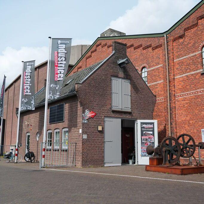 Entree Industrieel Museum: een mooie oude, gemetselde suikerloods
