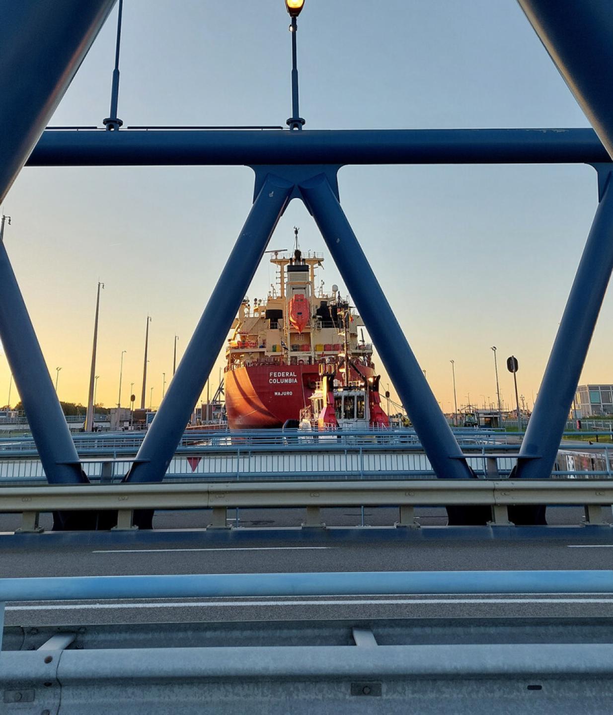 Containerschip in de sluizen