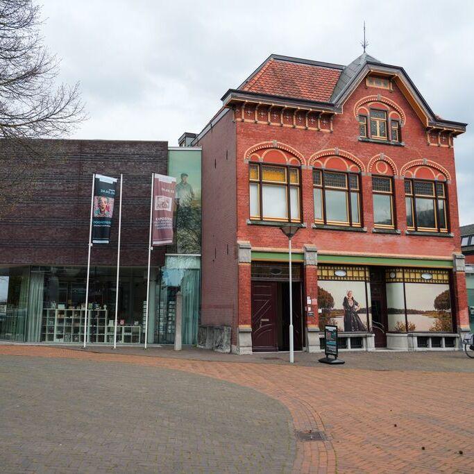 voorgevel monumentale pand van museum Het Warenhuis