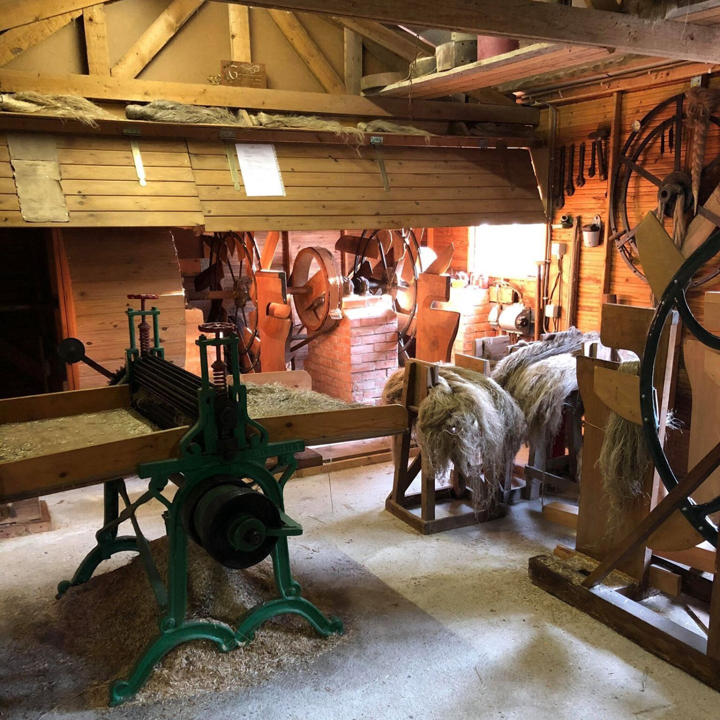 Authentieke schuur met daarin vlasbewerkingsmachines