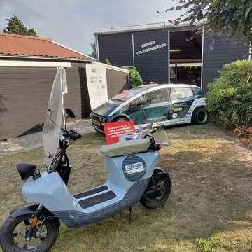Heden: een scooter en auto gemaakt met vlasvezels