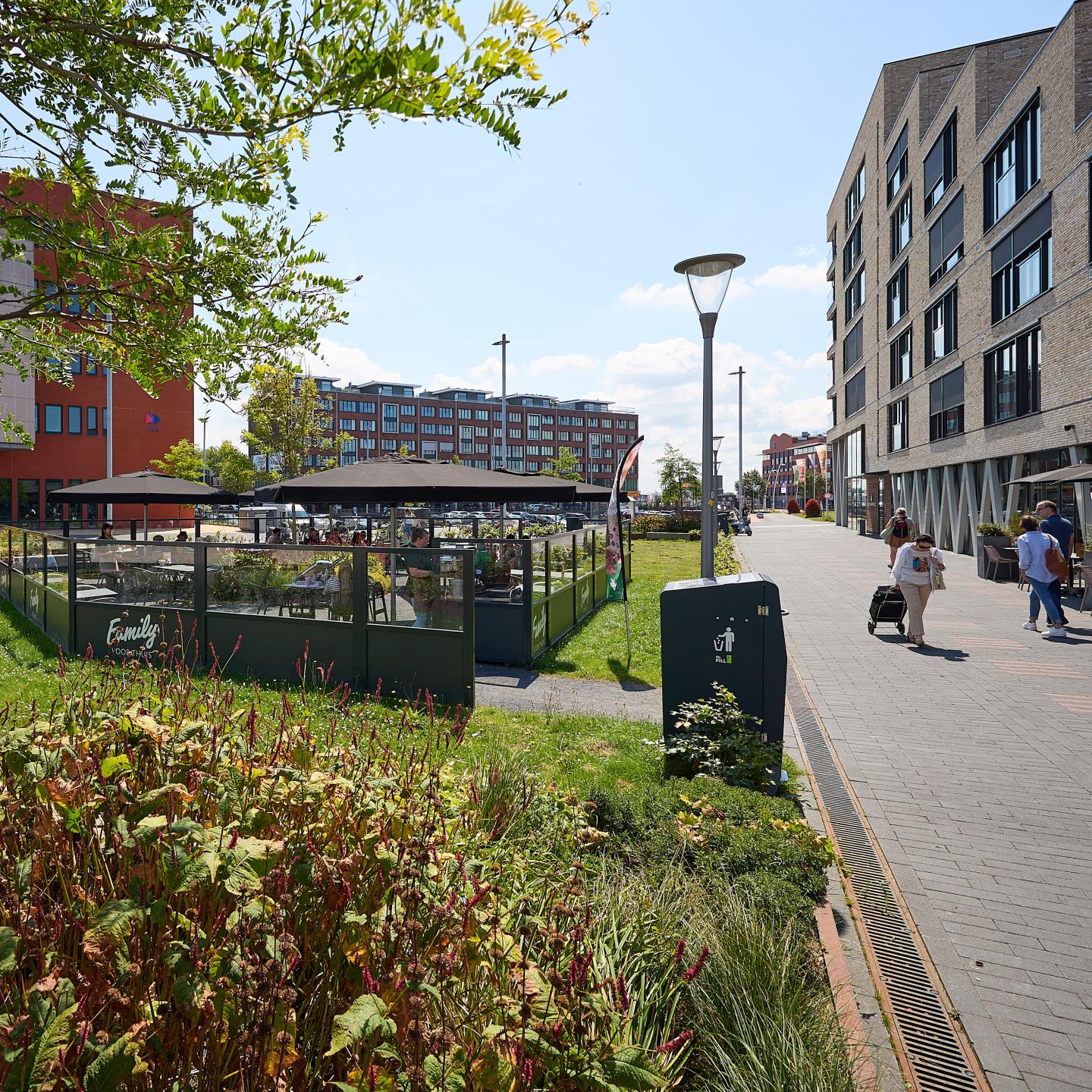 Kop van de Noordstraat in Terneuzen met wandelboulevard en terras