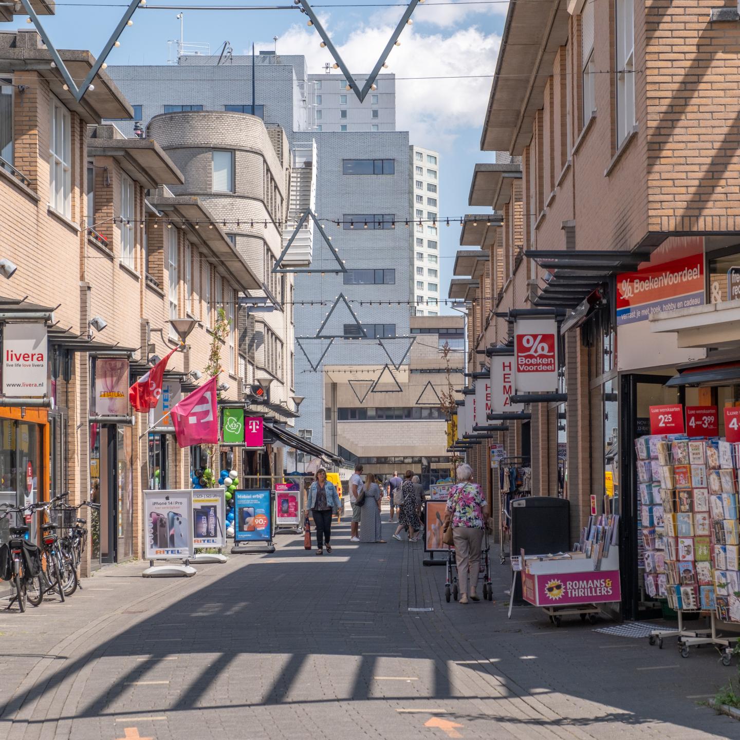 Winkelstraat met op achtergrond Stadhuis Terneuzen