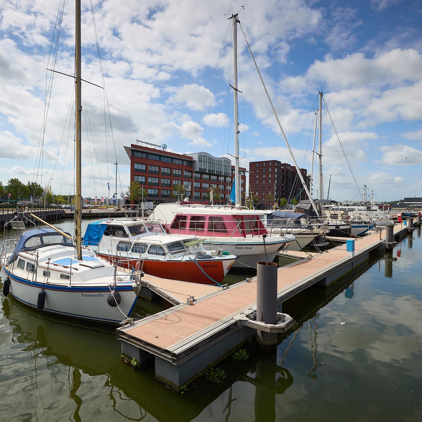 Steiger met (zeil)bootjes in de jachthaven van Terneuzen