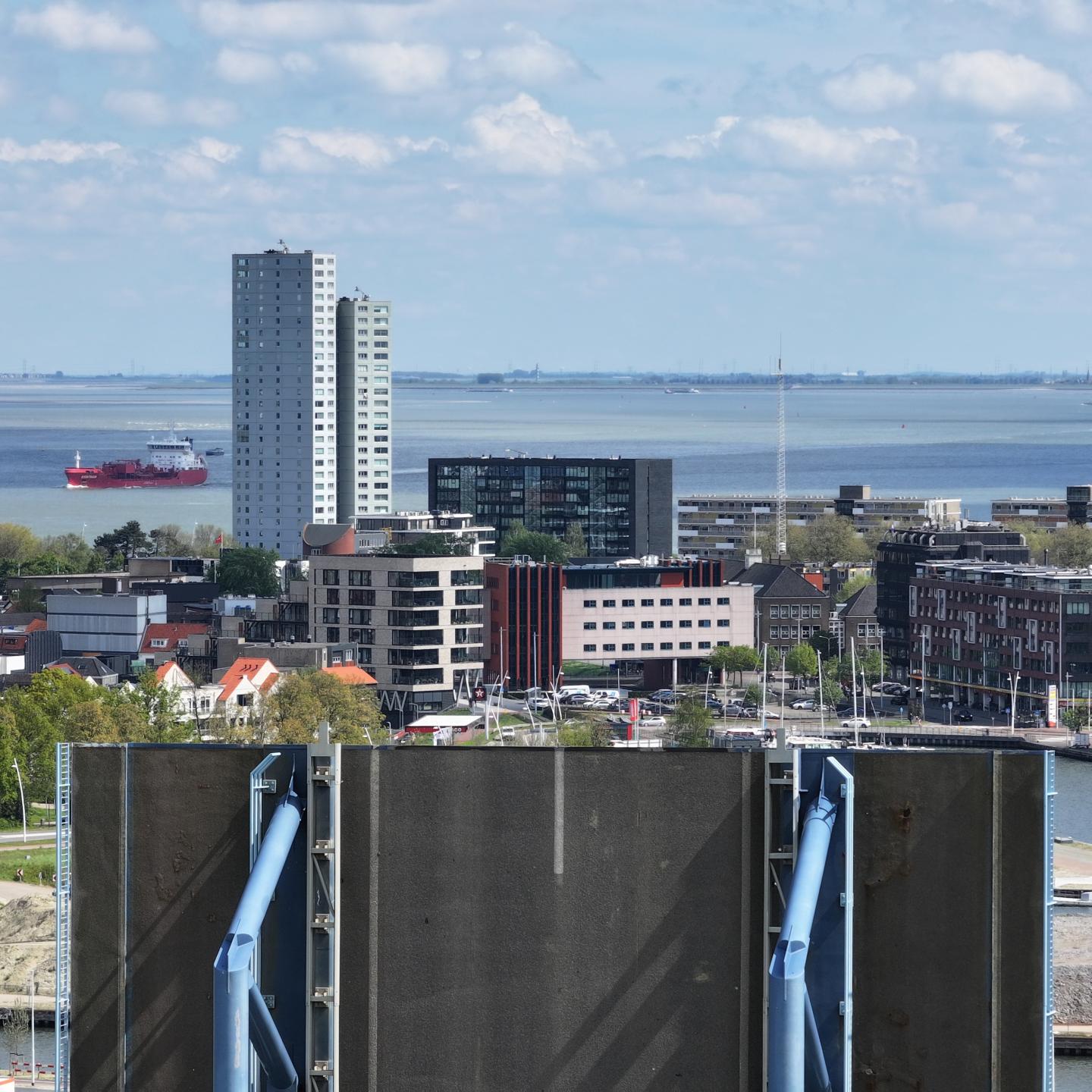 topje van de brug van de Nieuwe Sluis die openstaat met daarachter skyline Terneuzen