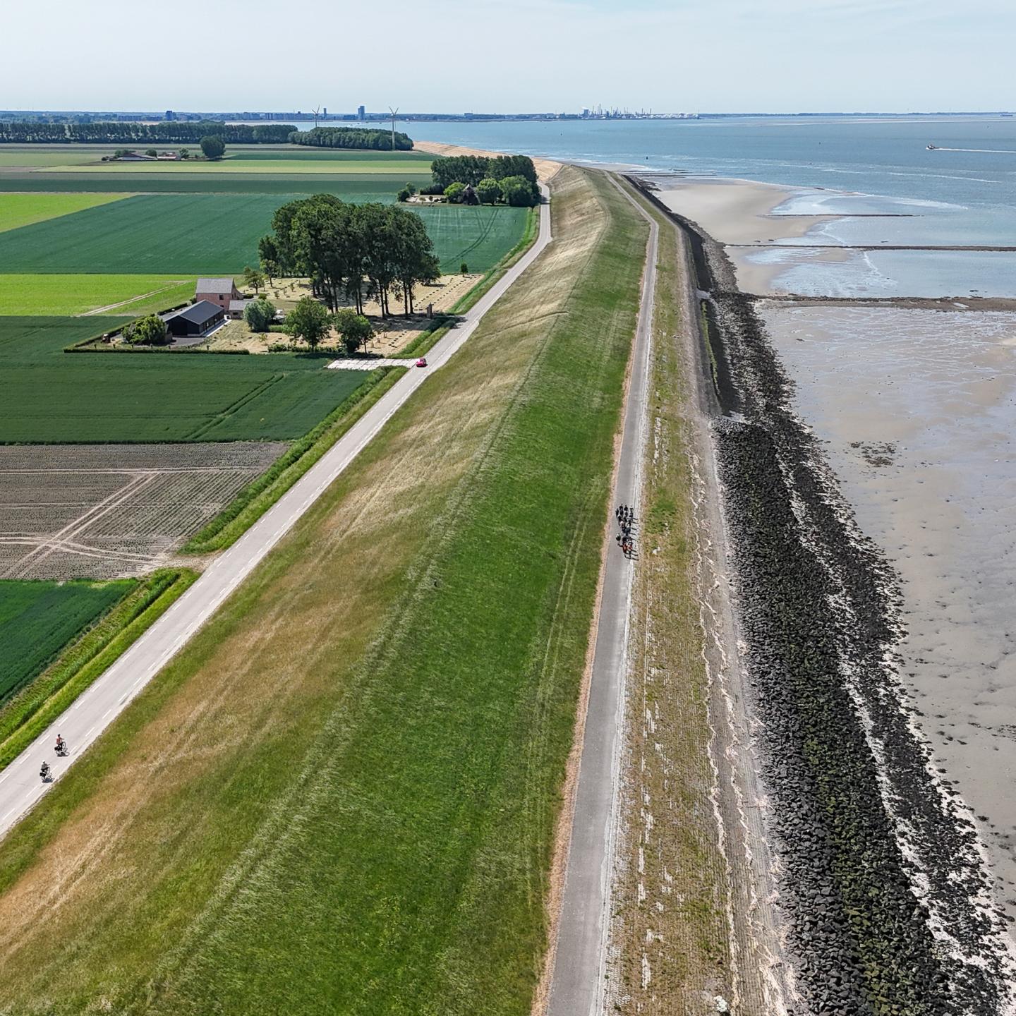 Zeedijk met wandel/fietspad met links de polder en rechts de westerschelde