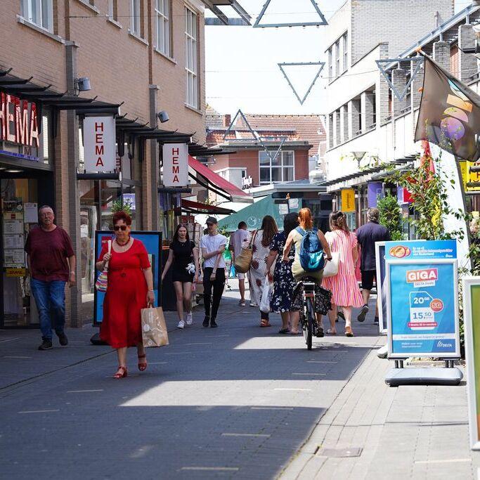 winkelende mensen op een zonnige dag in het centrum van Terneuzen