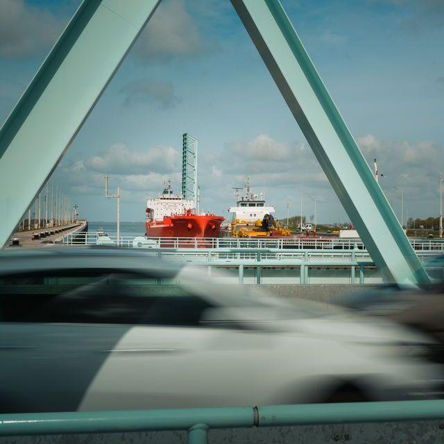 door de brugdelen van de Nieuwe Sluis in Terneuzen zie je een groot zeeschip de sluis in varen