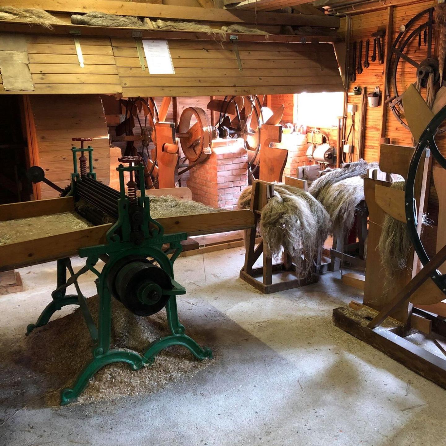 In de schuur van Museum 't Vlasschuurken staan werktuigen voor vlasbewerking