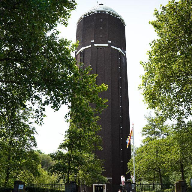 Watertoren van Axel, gefotografeerd van onder naar boven