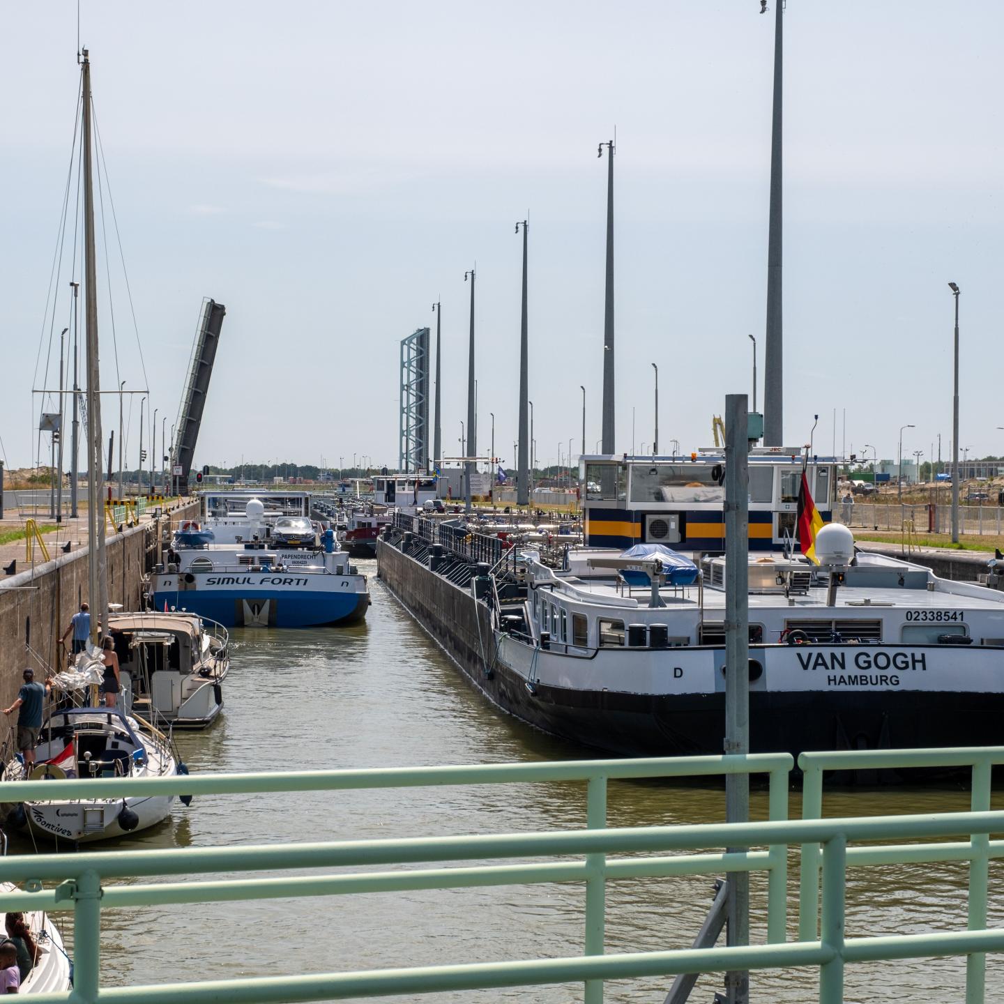 Binnenvaartschip en meerdere pleziervaartuigen in de Oostsluis van Terneuzen