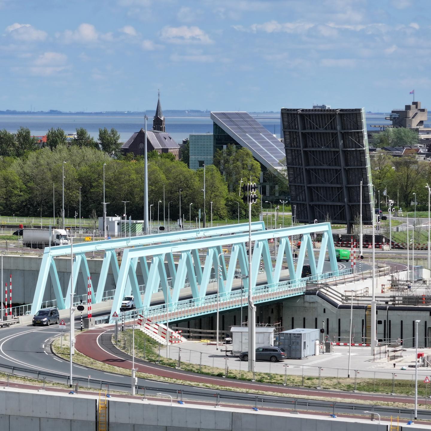Brug van de Nieuwe Sluis met op de achtergrond onder meer het stadhuis van Terneuzen en de westerschelde