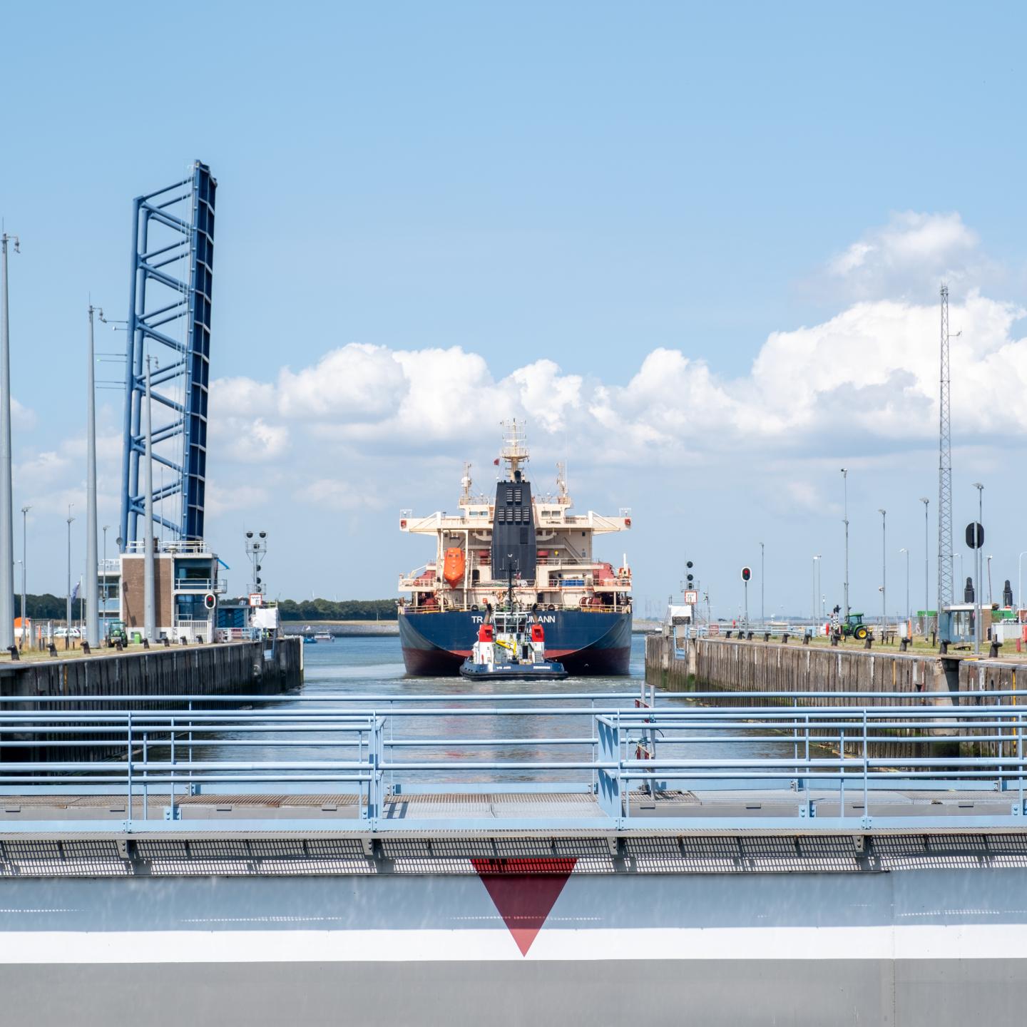 Zeeschip verlaat de Westsluis van het sluizencomplex van Terneuzen