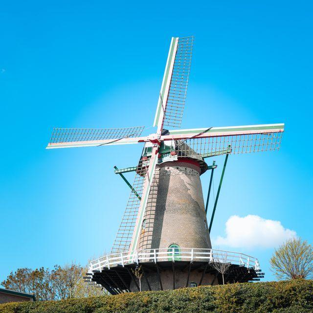 Molen van Axel van onderen gefotografeerd met felblauwe lucht op achtergrond