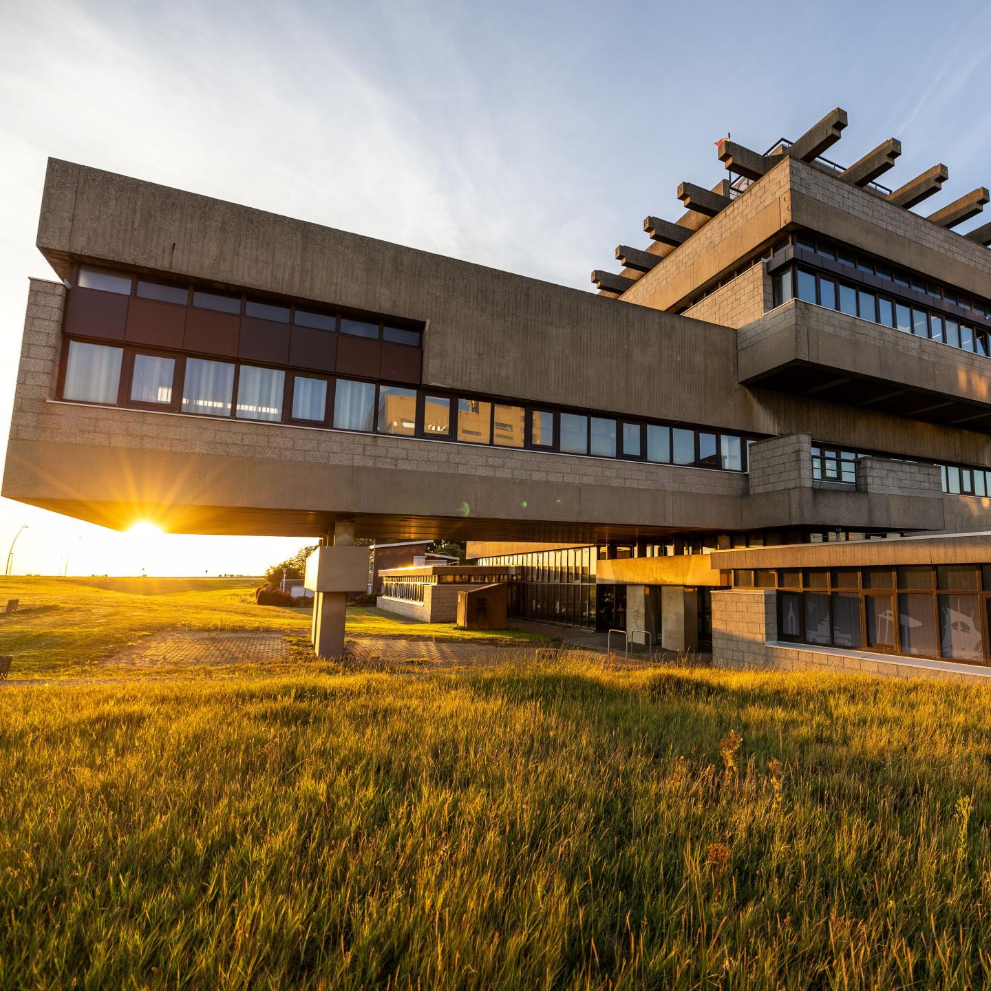 Het stadhuis van Terneuzen waarbij zon onder uitkragend deel door schijnt